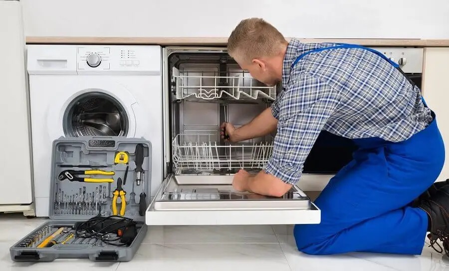 Polatlı Hitachi servisi teknisyen ekibi beyaz eşya tamiri yaparken